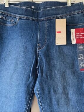 Levi's Women’s crop perfectly slimming jeans. New with tags size 12